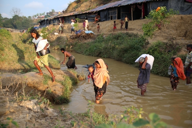 Myanmar'dan kaçmaya çalışan daha binlerce Arakanlı Müslüman var 94