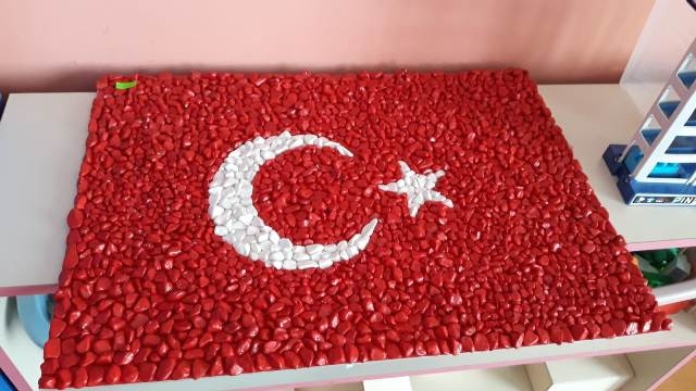 ÖĞRENCİLER BAYRAK SERGİSİNDE YARIŞTI 1