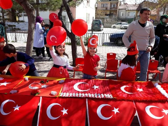 ÖĞRENCİLER BAYRAK SERGİSİNDE YARIŞTI 10