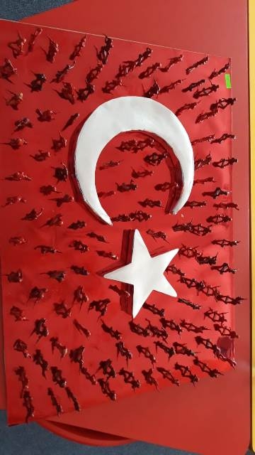 ÖĞRENCİLER BAYRAK SERGİSİNDE YARIŞTI 12