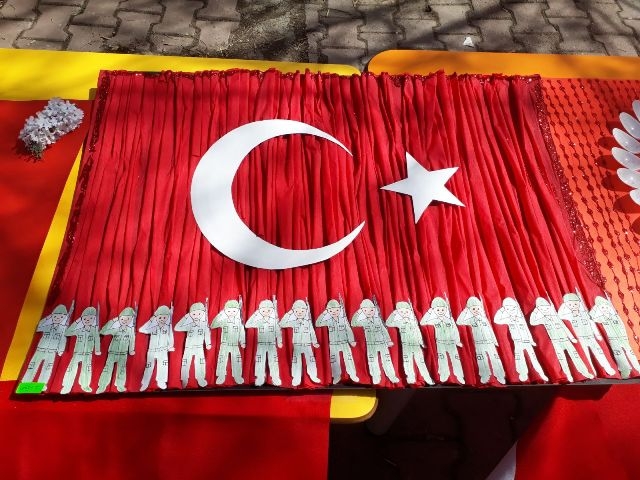 ÖĞRENCİLER BAYRAK SERGİSİNDE YARIŞTI 13