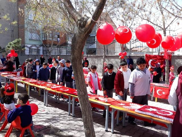 ÖĞRENCİLER BAYRAK SERGİSİNDE YARIŞTI 2