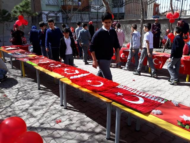 ÖĞRENCİLER BAYRAK SERGİSİNDE YARIŞTI 3
