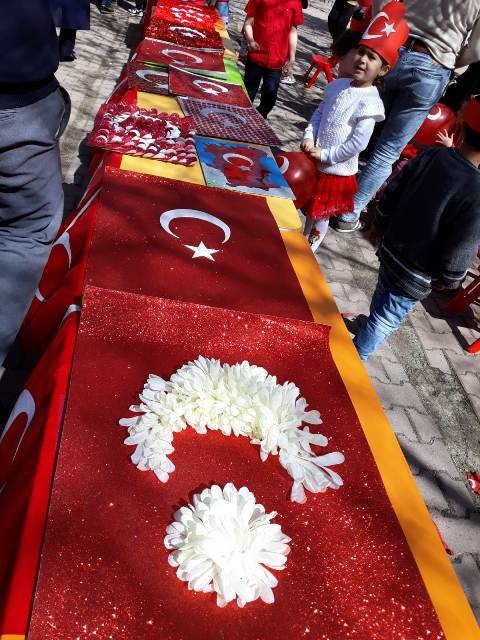 ÖĞRENCİLER BAYRAK SERGİSİNDE YARIŞTI 6