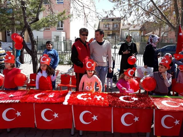 ÖĞRENCİLER BAYRAK SERGİSİNDE YARIŞTI 8