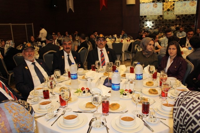 Şehit aileleri ve gaziler iftarda buluştu
