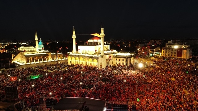 Mevlana Meydanı Dar Geldi
