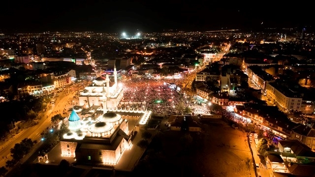 Mevlana Meydanı Dar Geldi