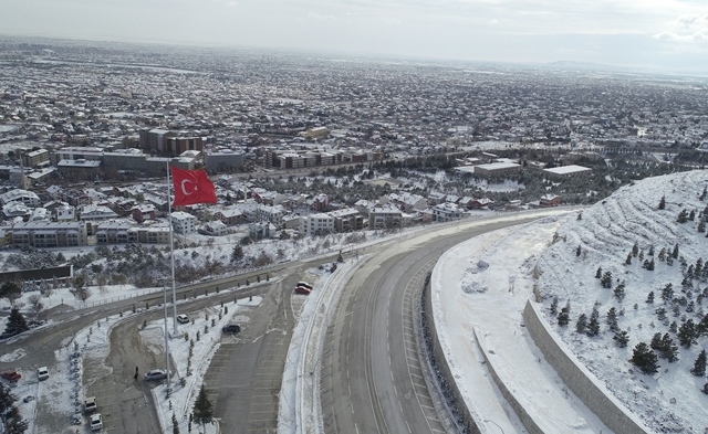 Konya'da kar yerini ayaza bıraktı 10