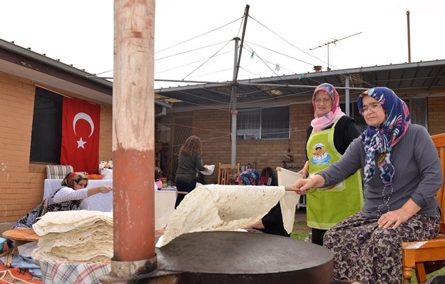 Avustralya’daki Konyalılar "yufka ekmek" geleneğini sürdürüyor