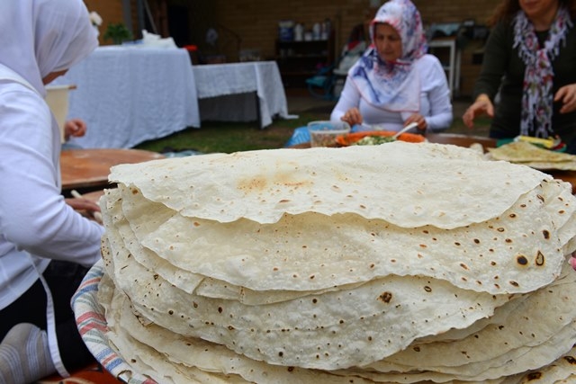 Avustralya’daki Konyalılar "yufka ekmek" geleneğini sürdürüyor