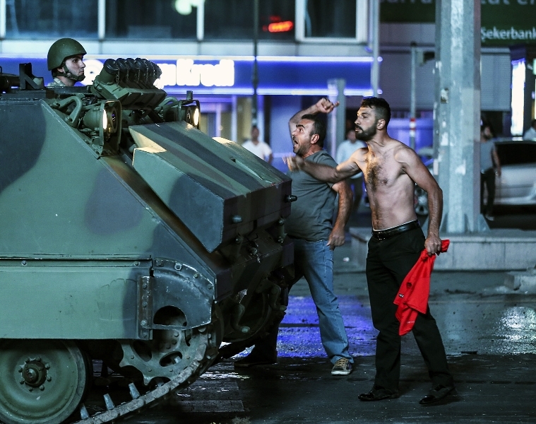 TANKLARA KARŞI DURAN BÜYÜK MİLLET (Az bilinen fotoğraflar) 12