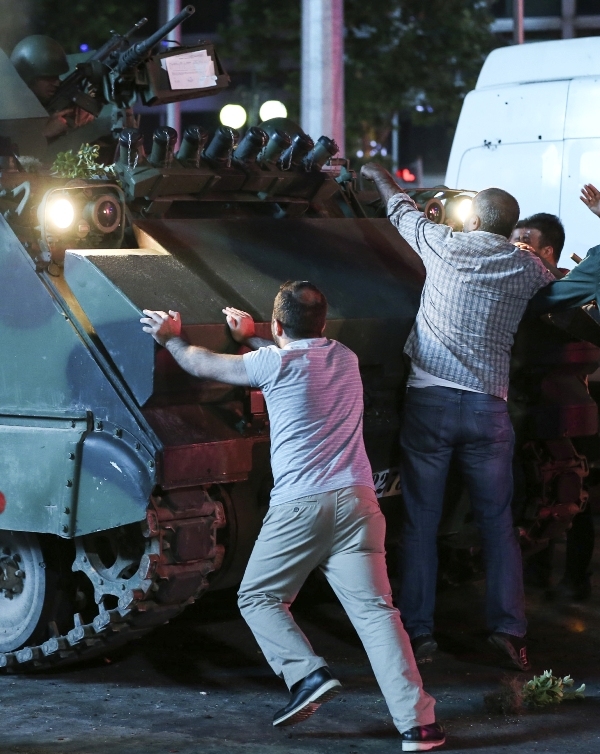 TANKLARA KARŞI DURAN BÜYÜK MİLLET (Az bilinen fotoğraflar) 13