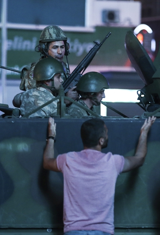 TANKLARA KARŞI DURAN BÜYÜK MİLLET (Az bilinen fotoğraflar) 14