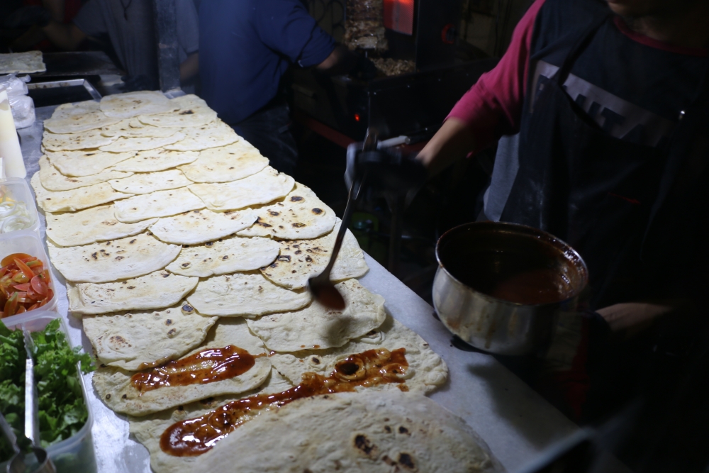 Tavuk döner için günlerce bekliyorlar 4