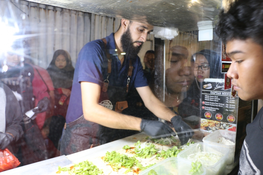 Tavuk döner için günlerce bekliyorlar 5