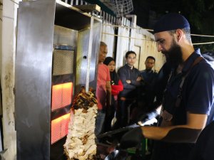 Tavuk döner için günlerce bekliyorlar