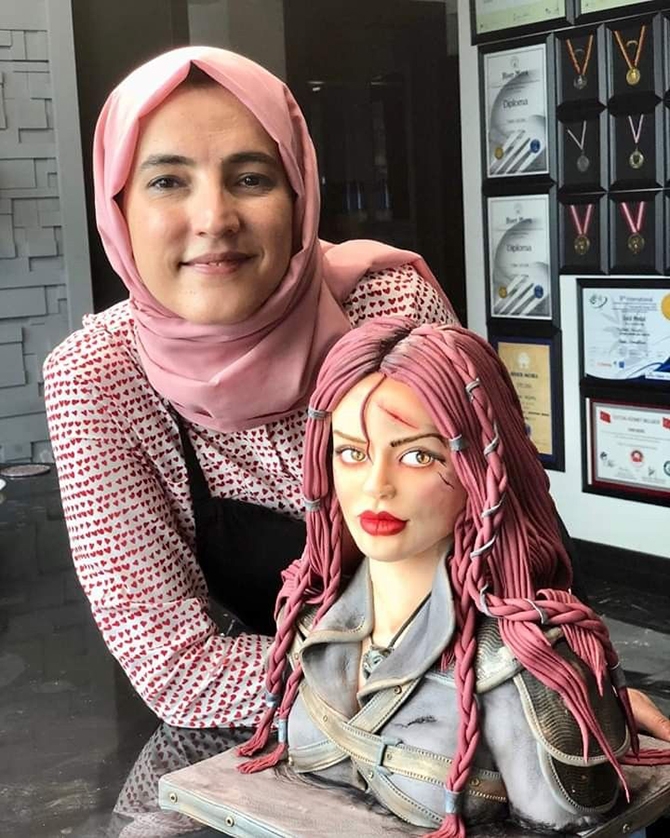 Büst pastalar ilgi odağı oldu 13