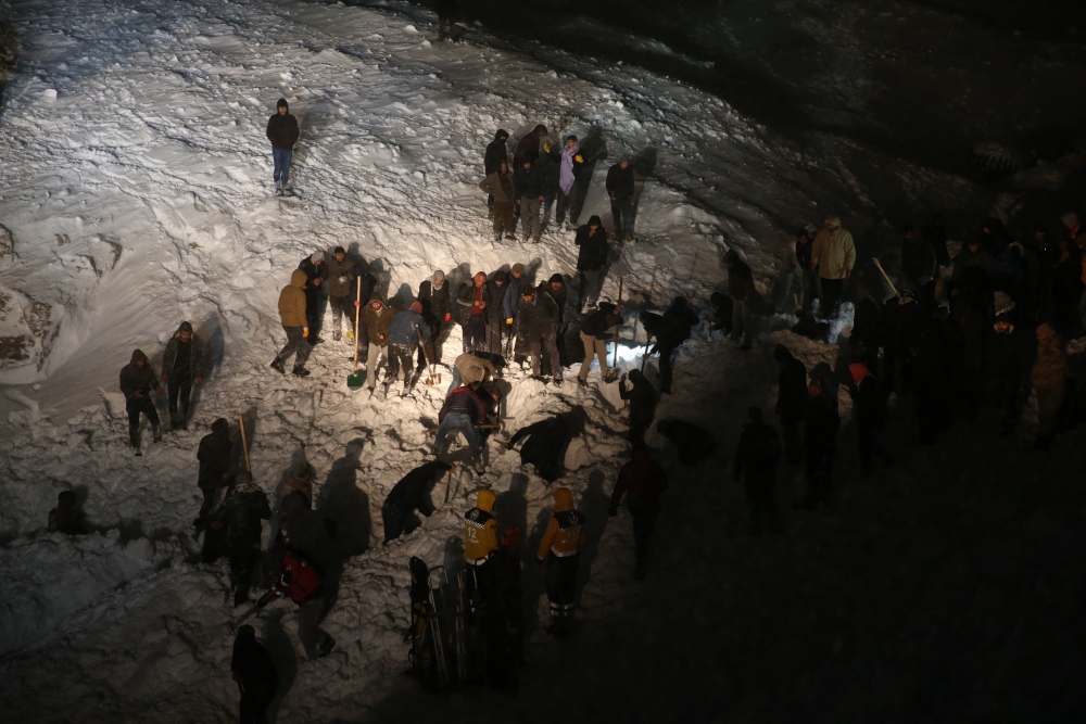 Yolcu minibüsü çığ altında kaldı! 10