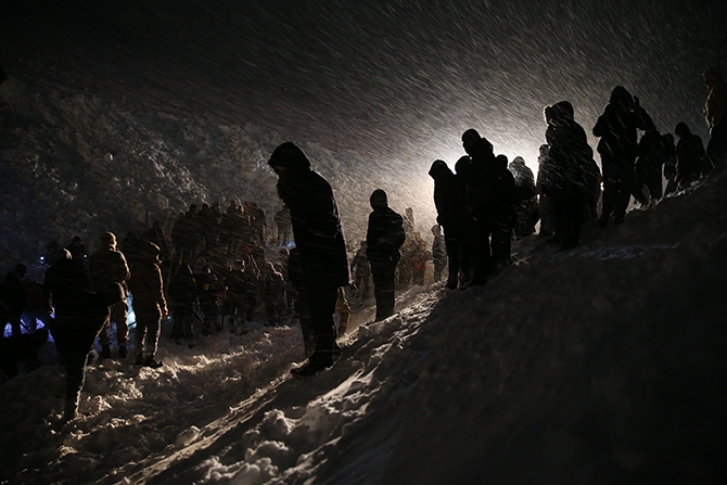 Yolcu minibüsü çığ altında kaldı! 14