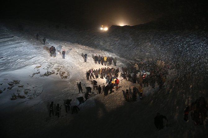 Yolcu minibüsü çığ altında kaldı! 15