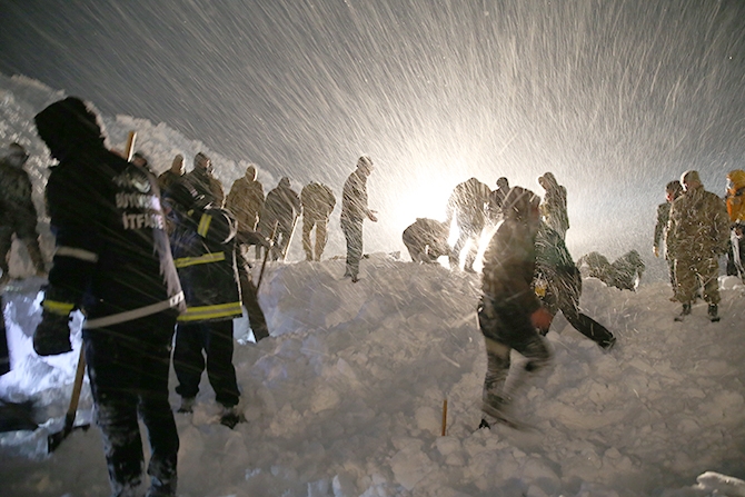 Yolcu minibüsü çığ altında kaldı! 18