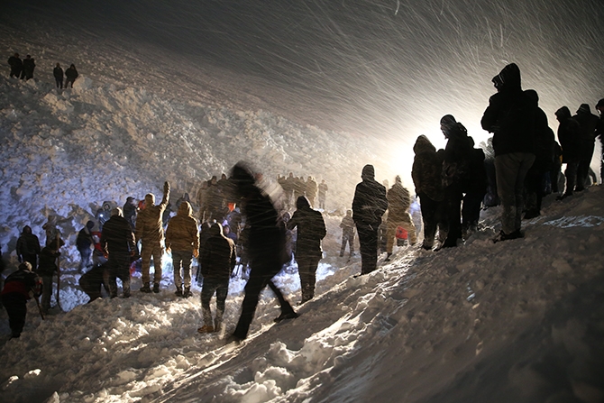 Yolcu minibüsü çığ altında kaldı! 2
