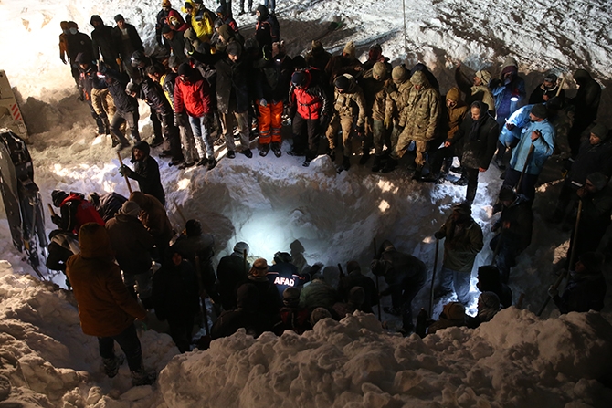 Yolcu minibüsü çığ altında kaldı! 23