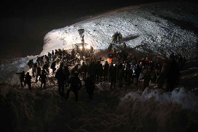 Yolcu minibüsü çığ altında kaldı! 24