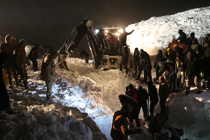 Yolcu minibüsü çığ altında kaldı! 25