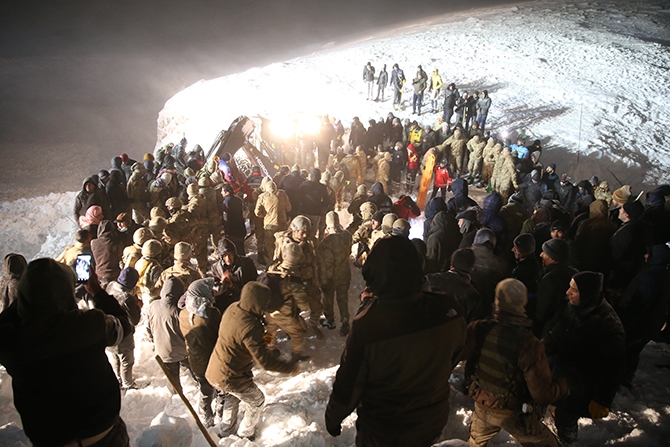 Yolcu minibüsü çığ altında kaldı! 26