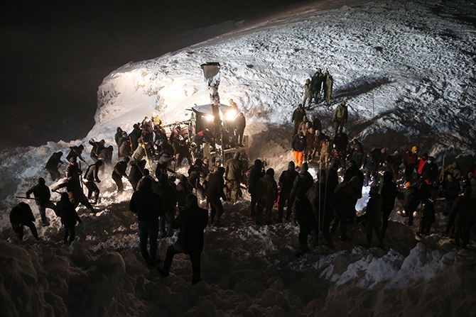 Yolcu minibüsü çığ altında kaldı! 27