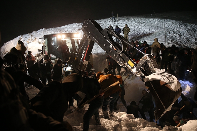 Yolcu minibüsü çığ altında kaldı! 28