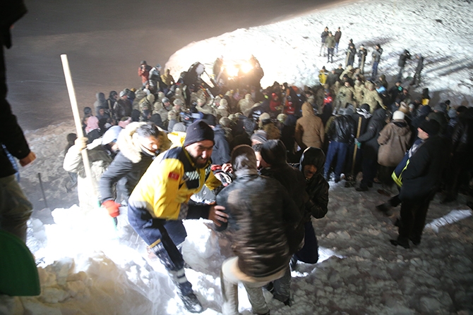 Yolcu minibüsü çığ altında kaldı! 29