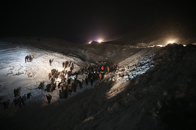 Yolcu minibüsü çığ altında kaldı! 3