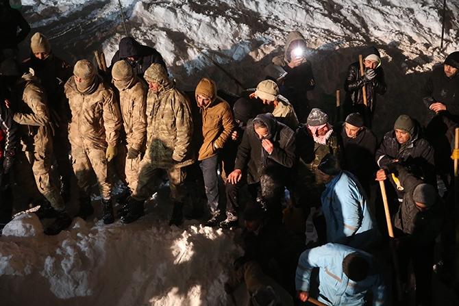 Yolcu minibüsü çığ altında kaldı! 31