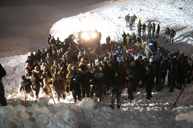 Yolcu minibüsü çığ altında kaldı! 33