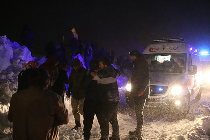 Yolcu minibüsü çığ altında kaldı! 34