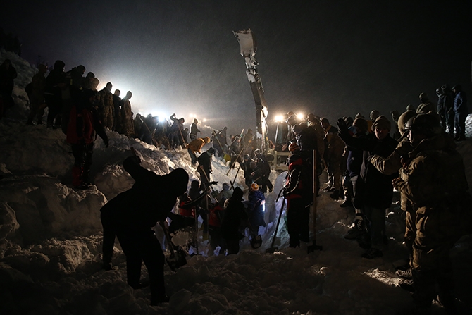 Yolcu minibüsü çığ altında kaldı! 35