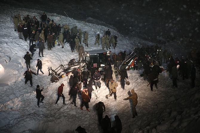 Yolcu minibüsü çığ altında kaldı! 36