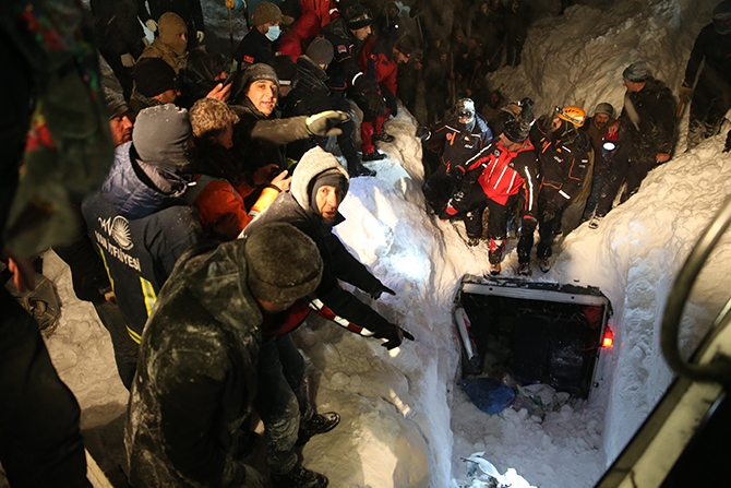 Yolcu minibüsü çığ altında kaldı! 38