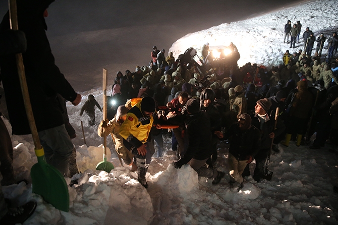 Yolcu minibüsü çığ altında kaldı! 39