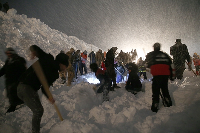 Yolcu minibüsü çığ altında kaldı! 4