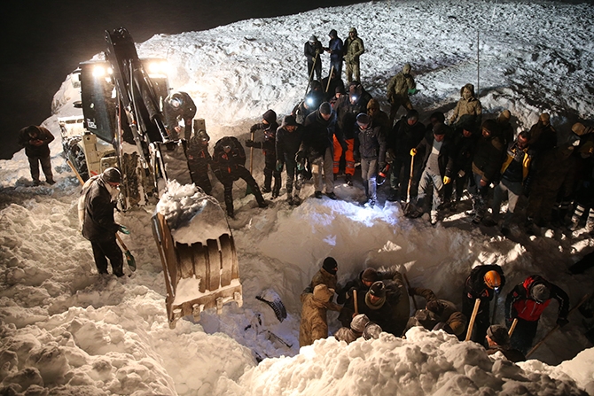 Yolcu minibüsü çığ altında kaldı! 40