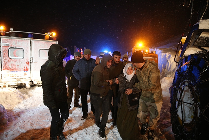 Yolcu minibüsü çığ altında kaldı! 41