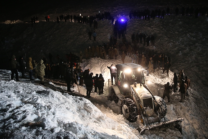 Yolcu minibüsü çığ altında kaldı! 42