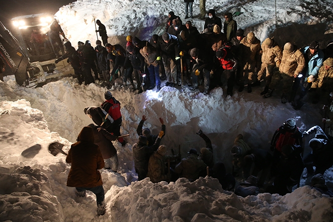 Yolcu minibüsü çığ altında kaldı! 43