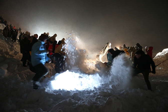 Yolcu minibüsü çığ altında kaldı! 44