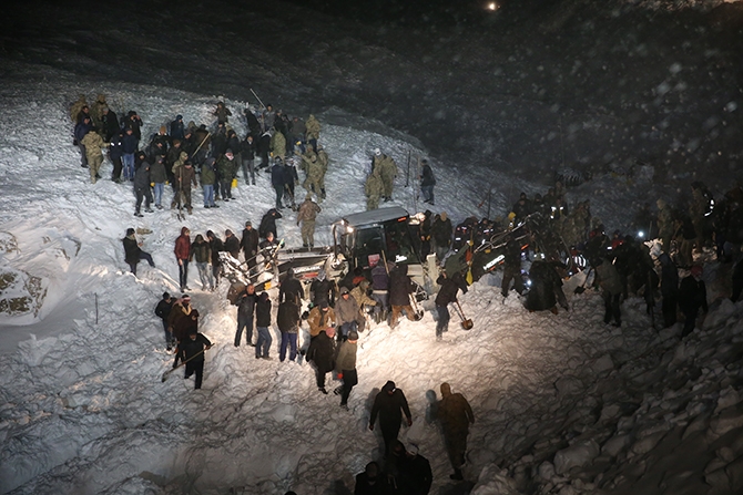 Yolcu minibüsü çığ altında kaldı! 45