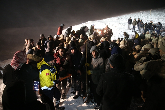 Yolcu minibüsü çığ altında kaldı! 46